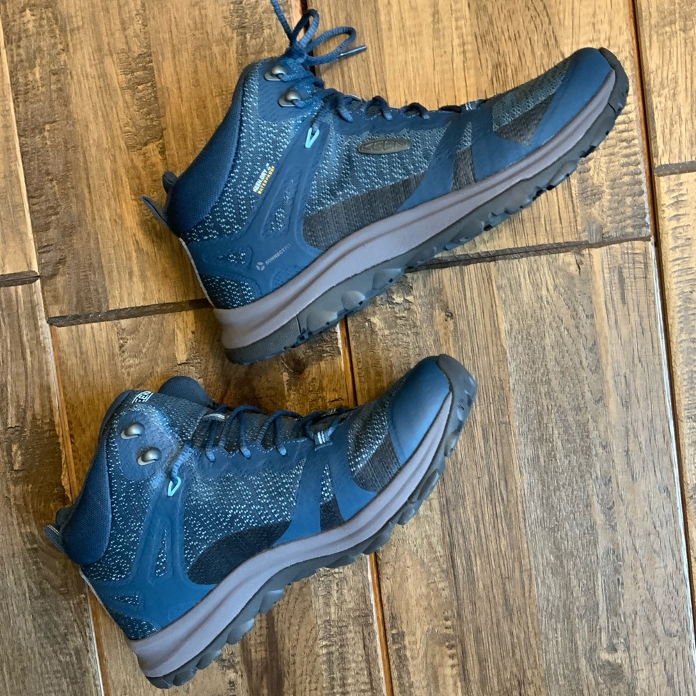 Keen ladies like new waterproof hiking boots. Ladies size 9.
